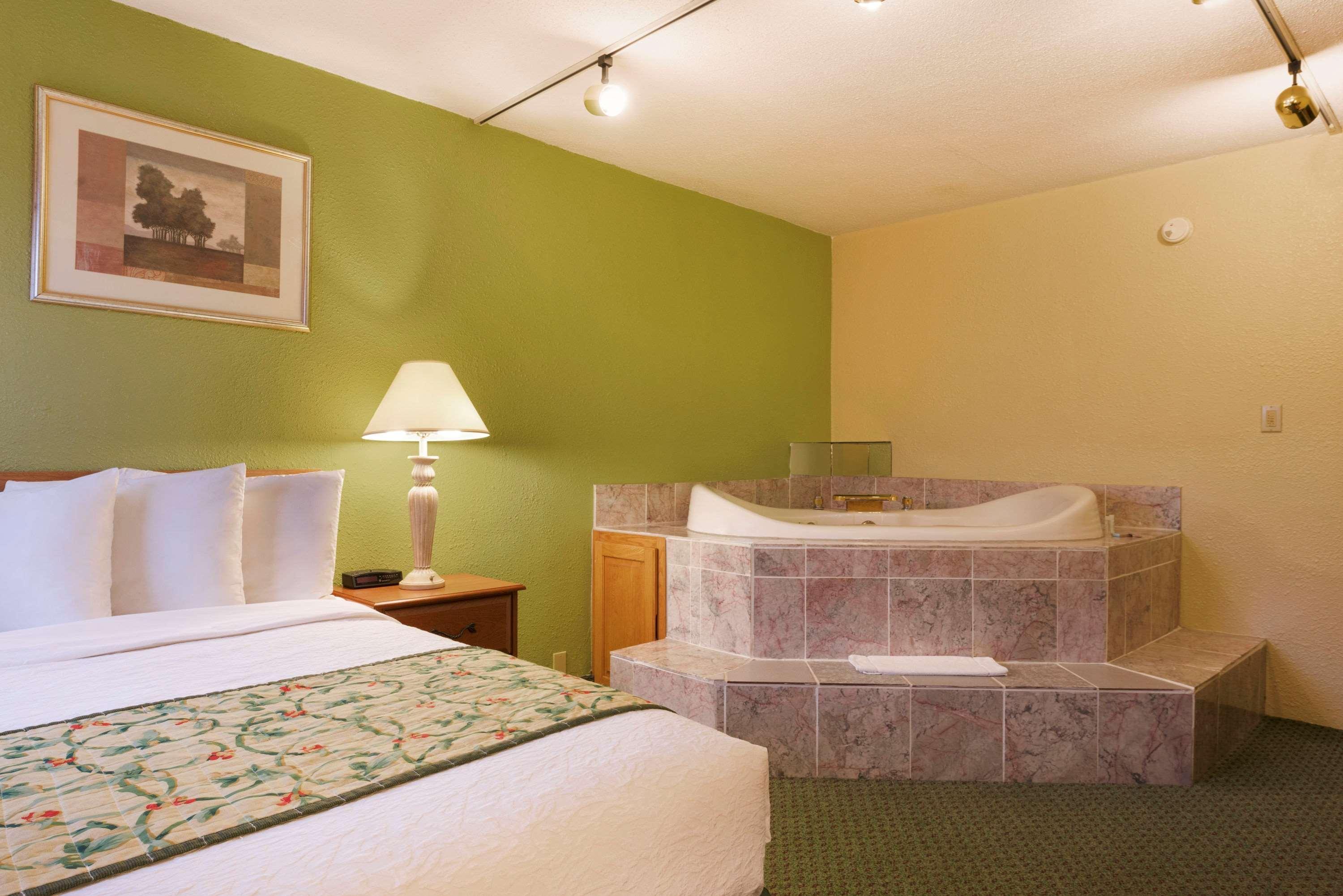 Travelodge By Wyndham Sturgis Extérieur photo